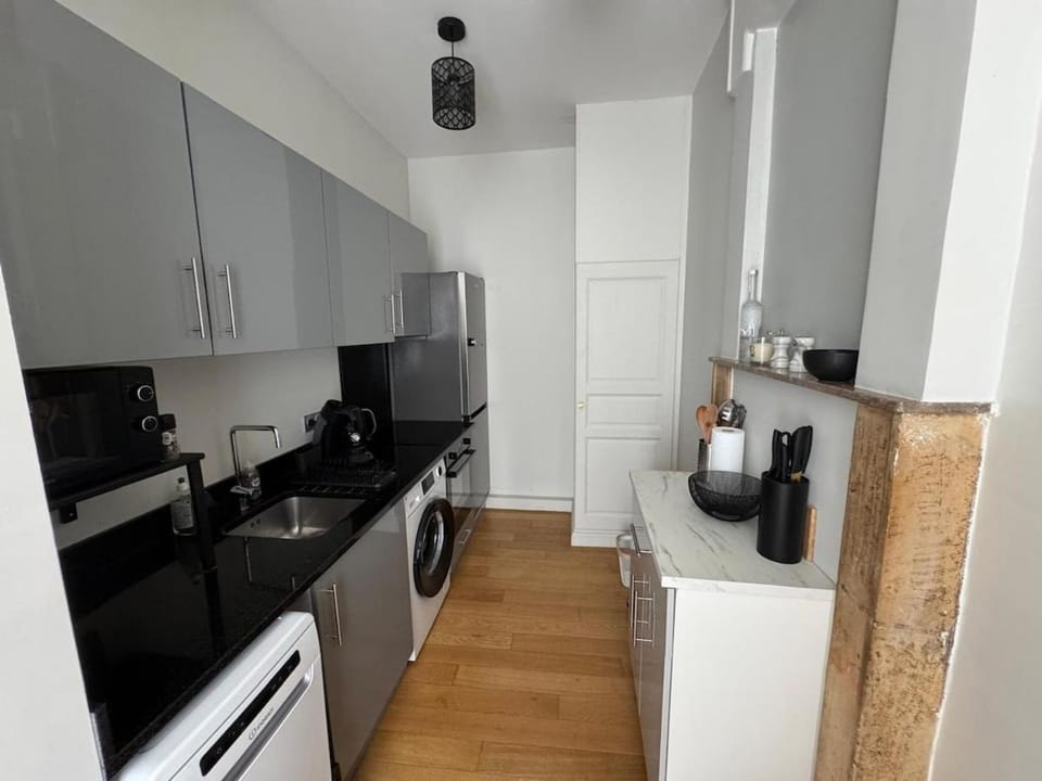 Coffee/tea facilities, Kitchen or kitchenette, dishwasher, oven, stove