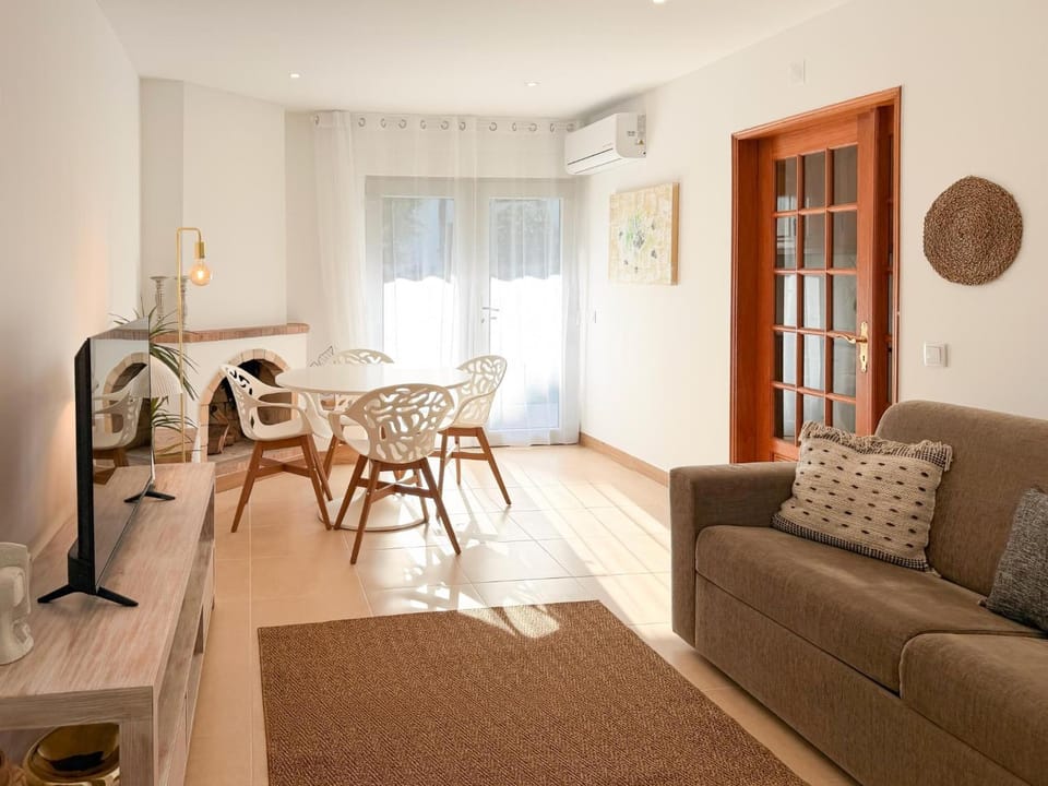 Living room, Photo of the whole room, Seating area, Dining area, fireplace, air conditioner