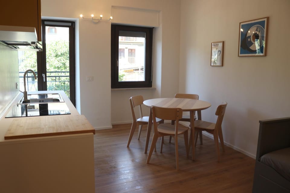 Kitchen or kitchenette, Living room, Seating area, Dining area