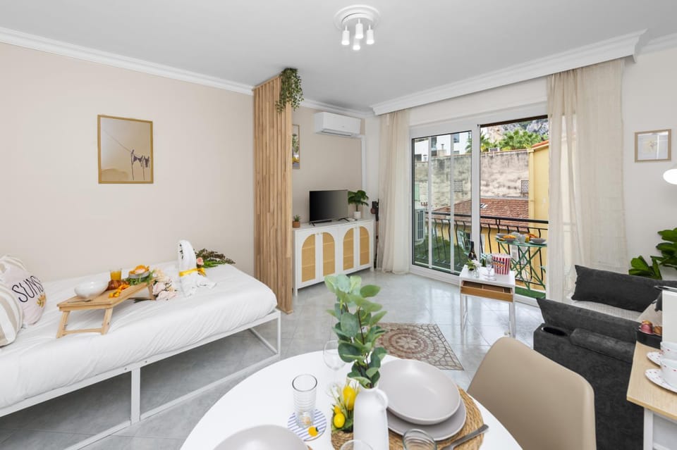 Bed, Balcony/Terrace, Living room, Photo of the whole room, Seating area, Dining area, Bedroom, air conditioner