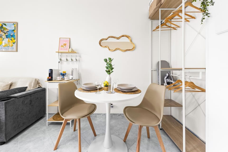 Living room, Seating area, Dining area, oven