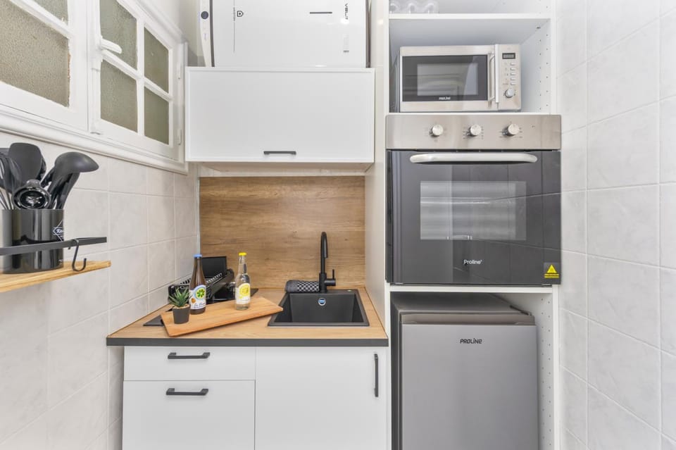 Coffee/tea facilities, Kitchen or kitchenette, dishwasher, oven, stove, toaster