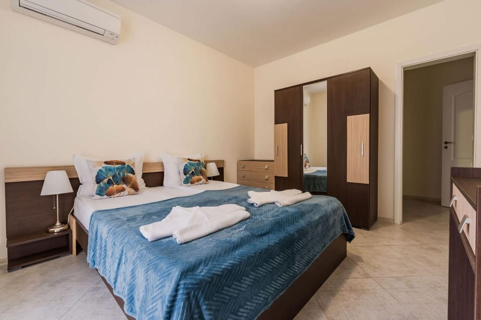 Bed, Bedroom, wardrobe, air conditioner