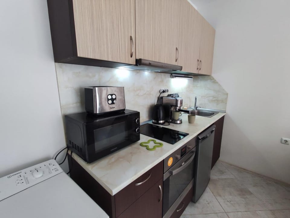 Coffee/tea facilities, Kitchen or kitchenette, microwave, stove, toaster