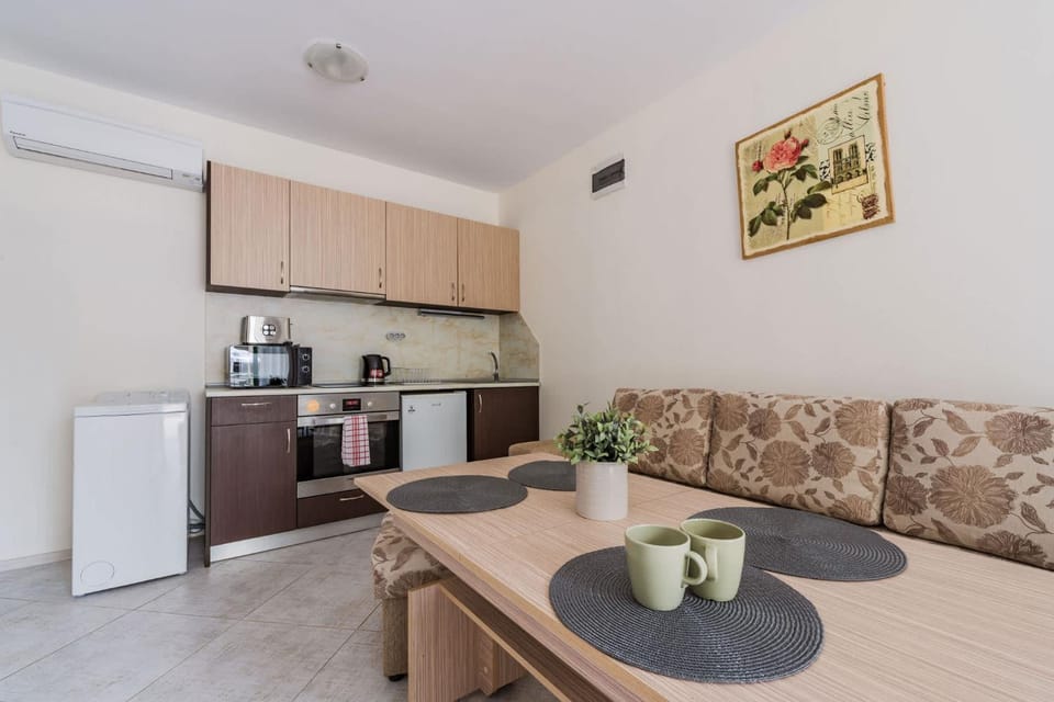 Coffee/tea facilities, Kitchen or kitchenette, Living room, Seating area, oven, stove, toaster