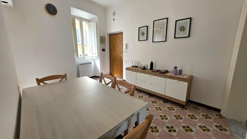 Living room, Seating area, Dining area, Entertainment, internet