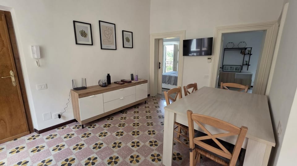 TV and multimedia, Kitchen or kitchenette, Living room, Seating area, Dining area