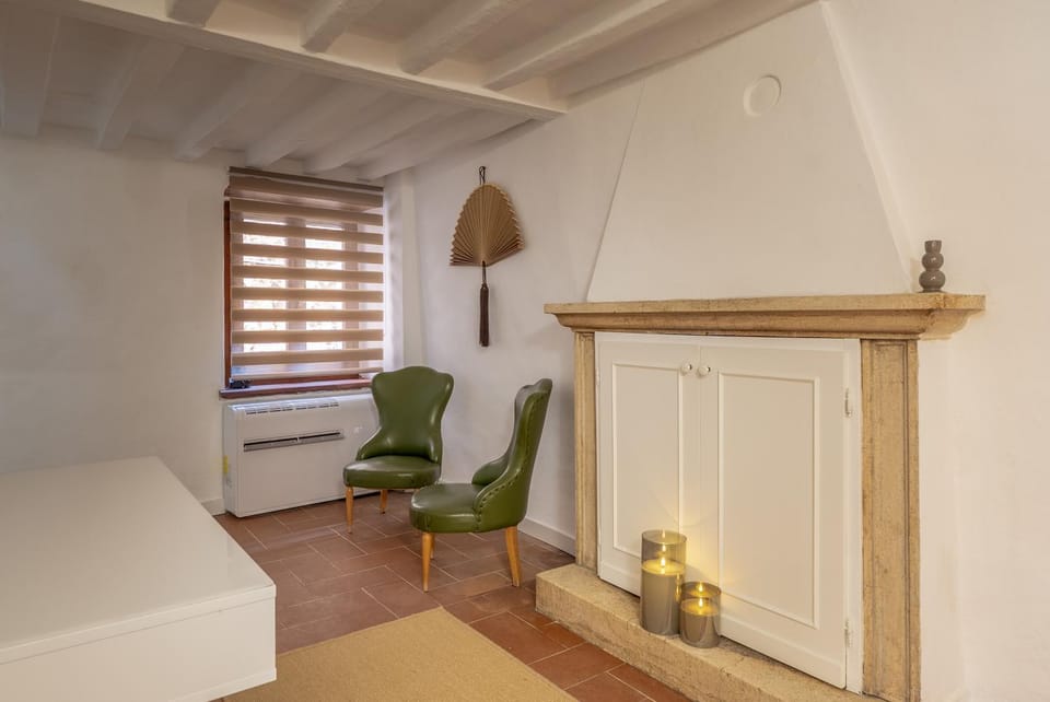 Bed, Living room, Photo of the whole room, Seating area, Bedroom, flat iron, internet