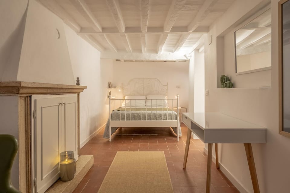 Bed, Living room, Photo of the whole room, Seating area, Bedroom, fireplace