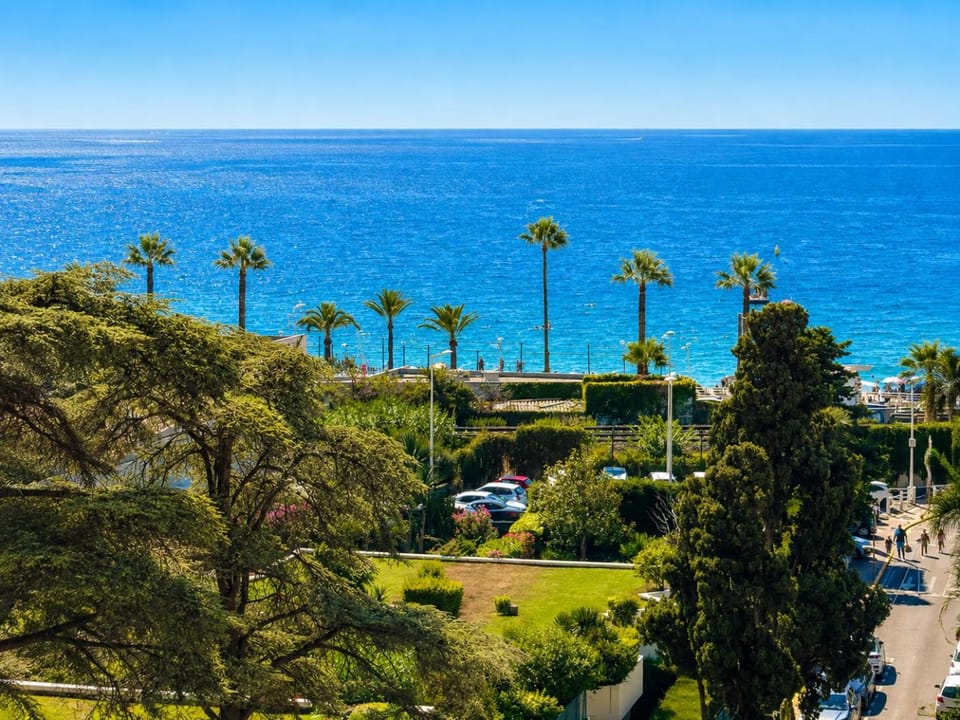 Nearby landmark, Day, Neighbourhood, Natural landscape, Sea view, Location