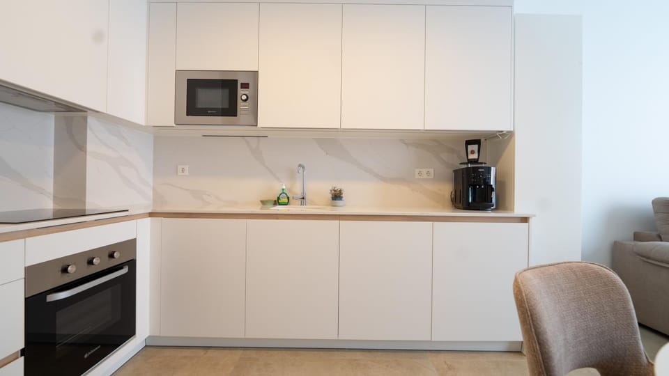 Coffee/tea facilities, Kitchen or kitchenette, dishwasher, microwave, oven, stove, toaster