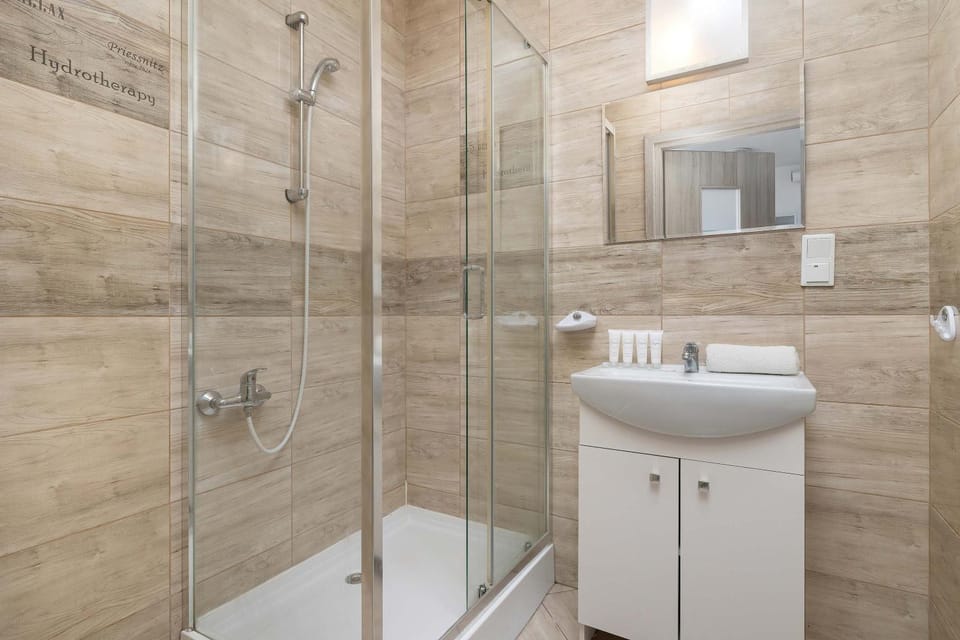Shower, Bathroom, towels