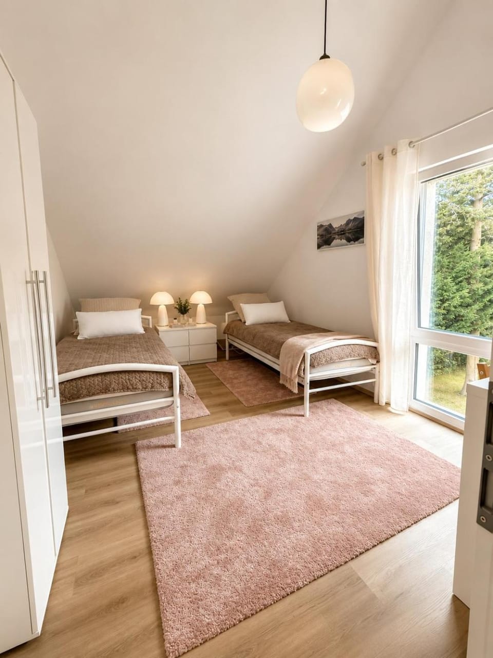 Bed, Photo of the whole room, Bedroom