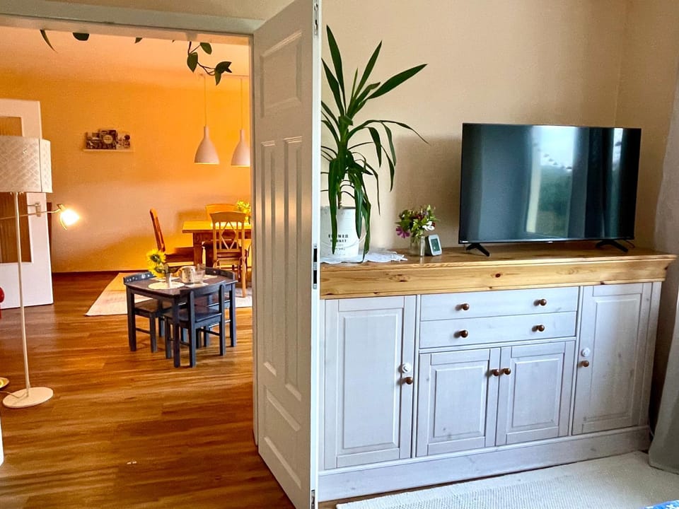Communal lounge/ TV room, TV and multimedia, Living room, Seating area, Dining area