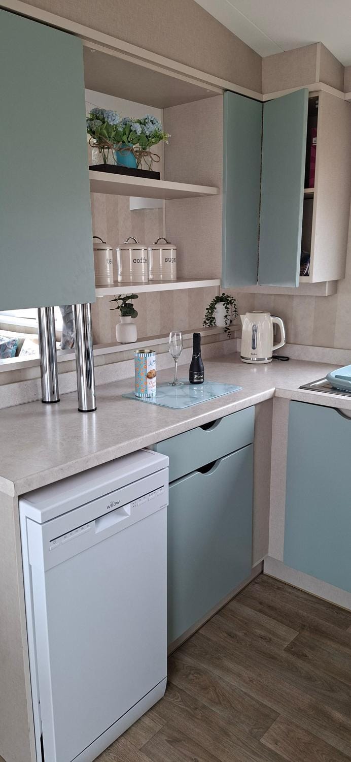 Kitchen or kitchenette, dishwasher
