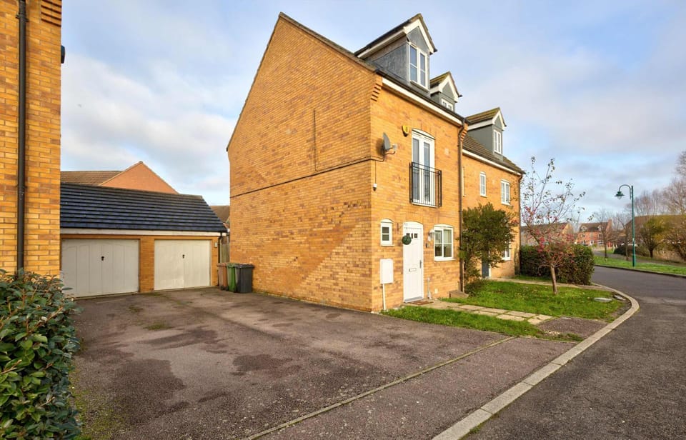Large Hampton Hargate House w Parking & Garden House in Huntingdonshire District