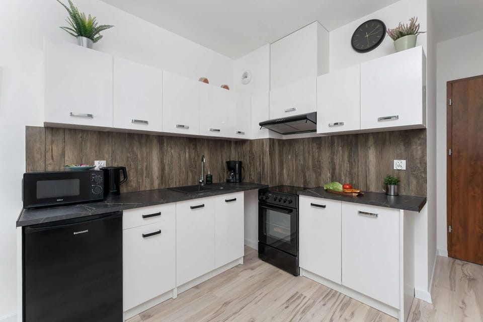 Coffee/tea facilities, Kitchen or kitchenette, stove