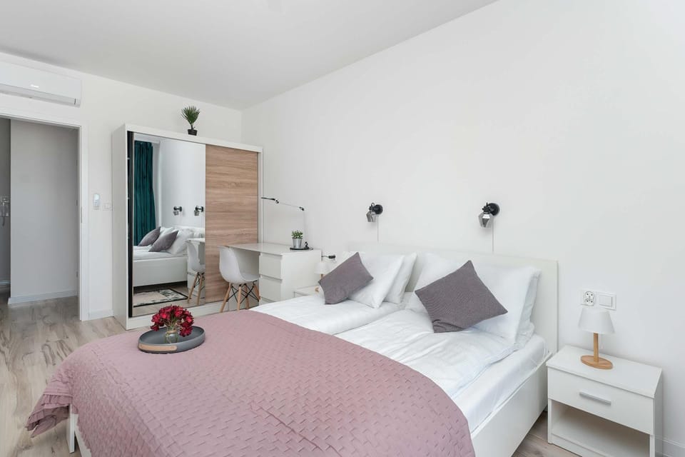 Bed, Photo of the whole room, Seating area, Bedroom, towels