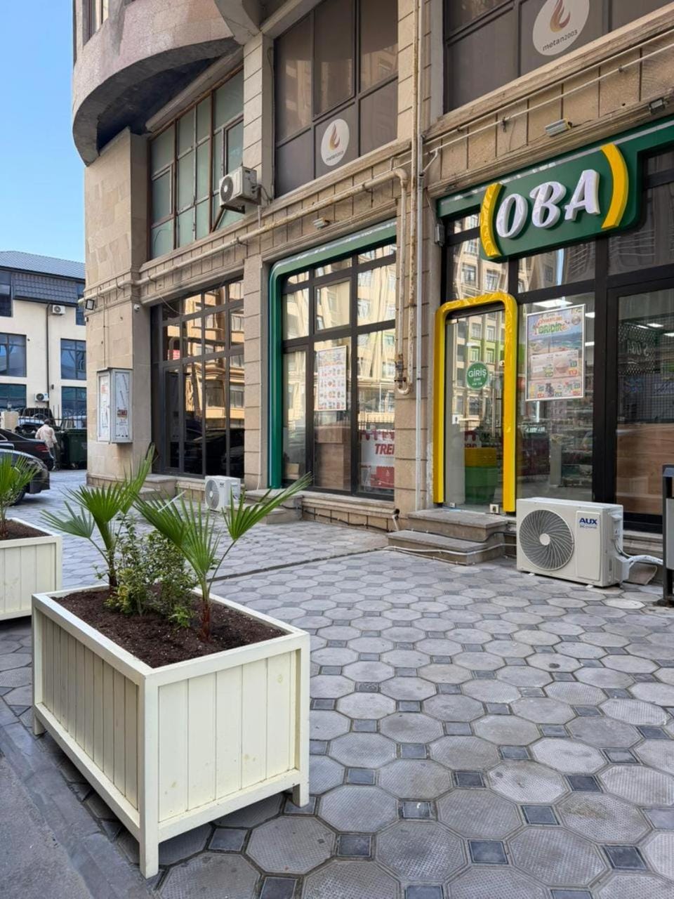 Property building, Facade/entrance, Day, Neighbourhood, Street view, Location, Parking