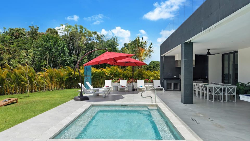 Property building, Hot Tub, Swimming pool, Swimming pool, sunbed