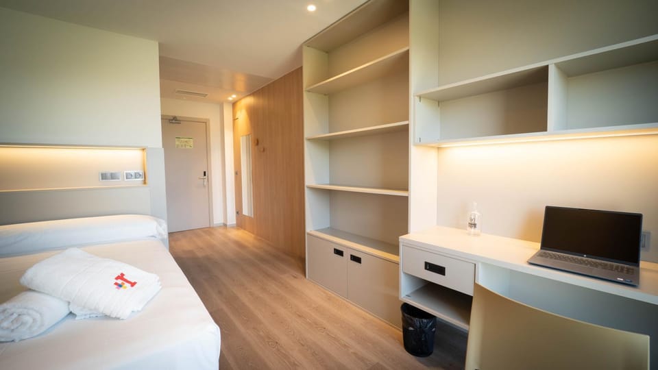 Bed, Photo of the whole room, Seating area, Bedroom, wardrobe