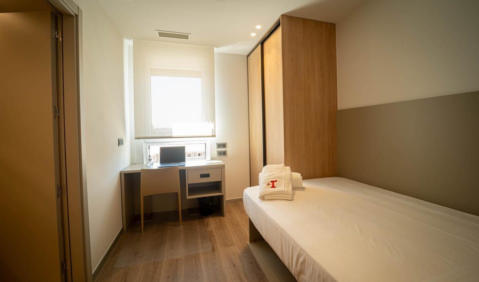 Bed, Photo of the whole room, Bedroom, air conditioner