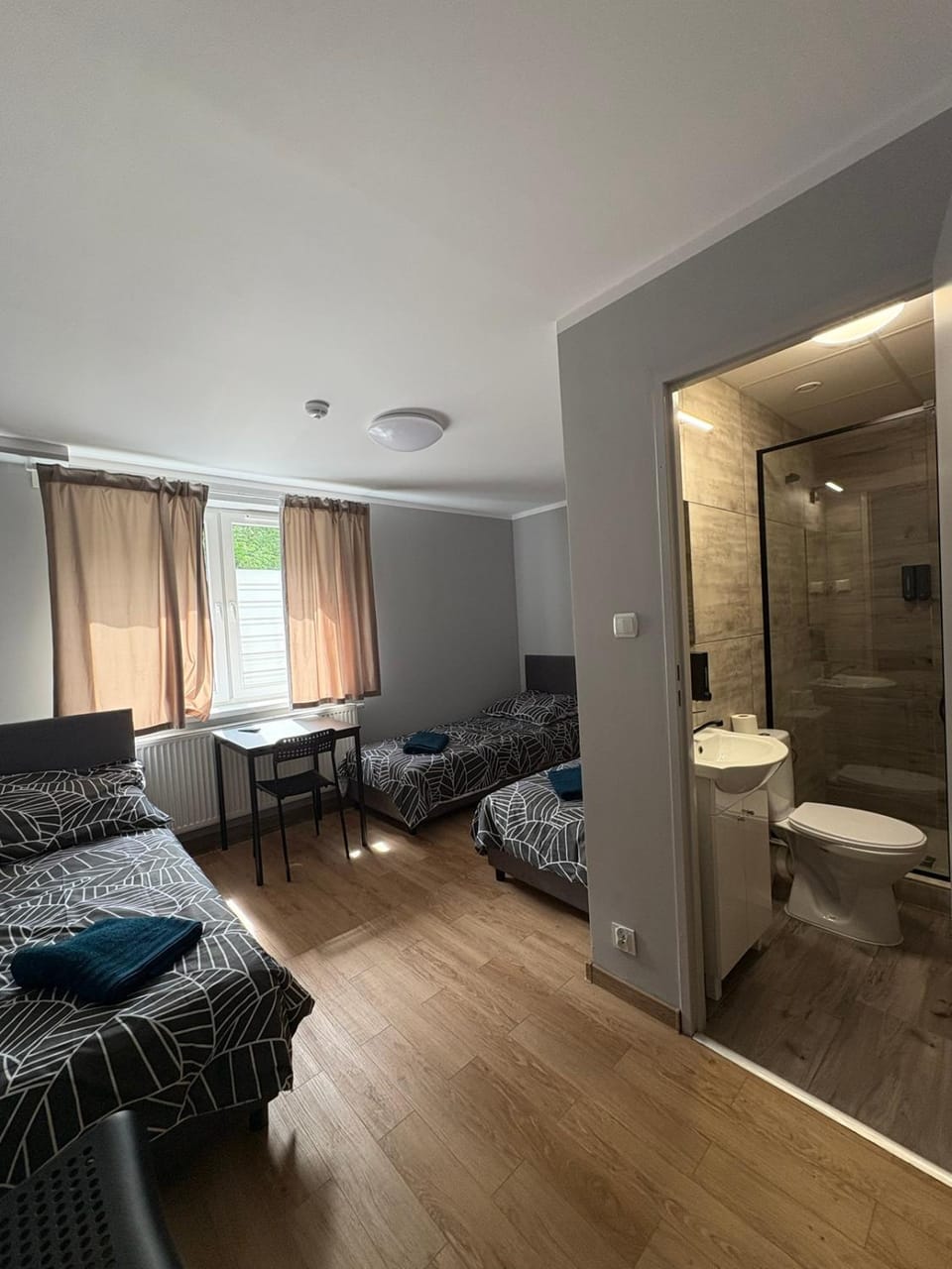 Shower, Toilet, Bed, Bathroom, Photo of the whole room, Bedroom, towels