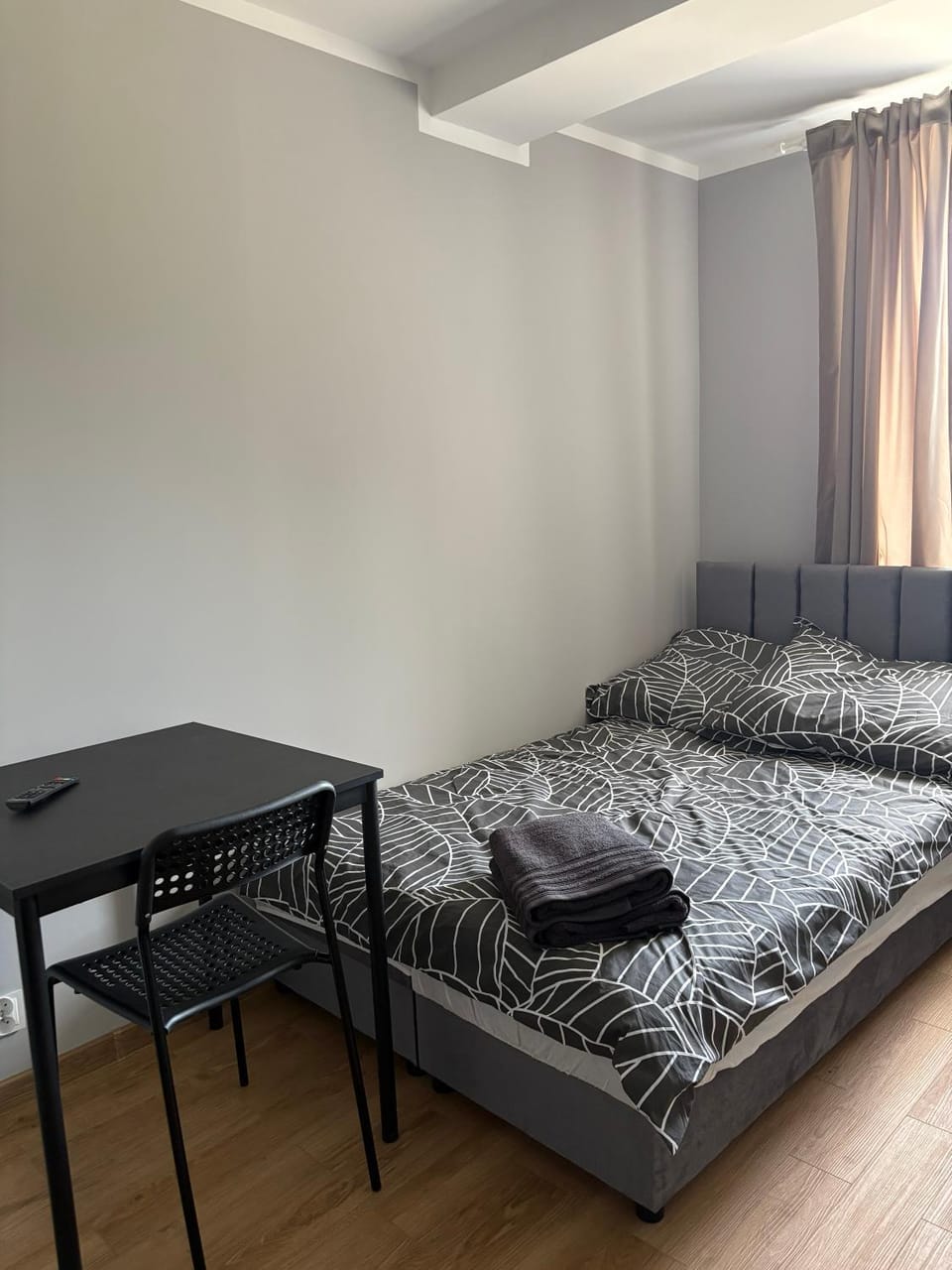 Bed, Living room, Photo of the whole room, Seating area, Bedroom, towels