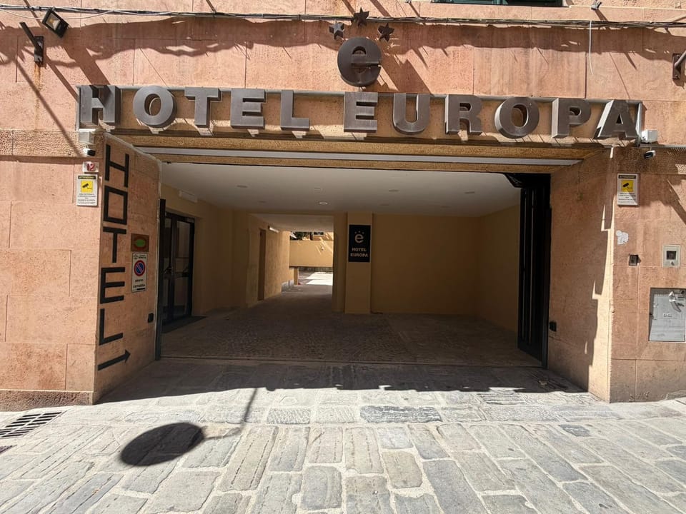 Facade/entrance, Logo/Certificate/Sign