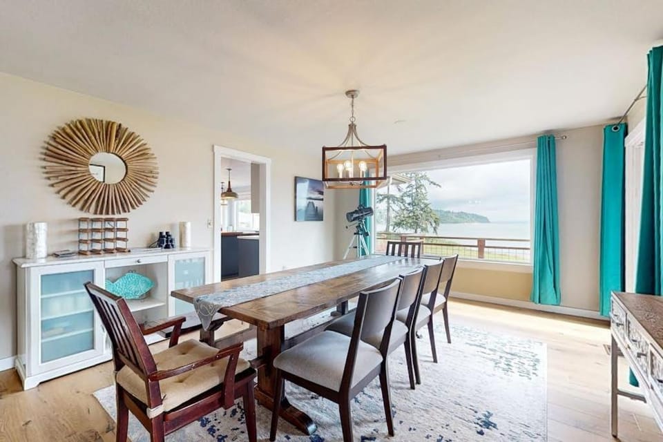 Spacious Dog Friendly 5 Bedroom Beachfront Home with Fenced Yard House in Freeland