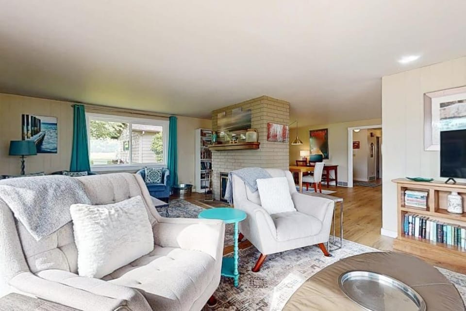 Spacious Dog Friendly 5 Bedroom Beachfront Home with Fenced Yard House in Freeland