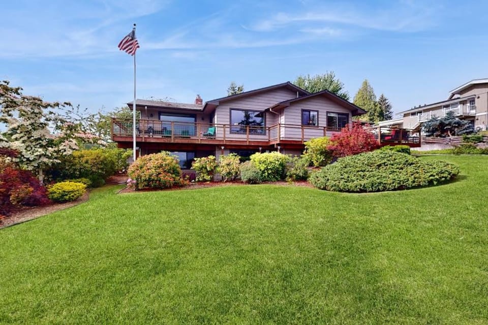 Spacious Dog Friendly 5 Bedroom Beachfront Home with Fenced Yard House in Freeland