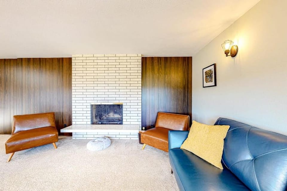 Hawk Lane Hideaway: Spacious 4 Bedroom Waterfront Retreat with Hot Tub House in Greenbank