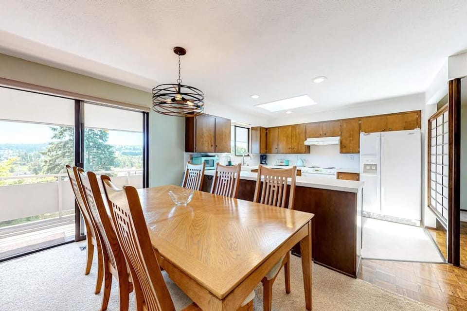 Hawk Lane Hideaway: Spacious 4 Bedroom Waterfront Retreat with Hot Tub House in Greenbank