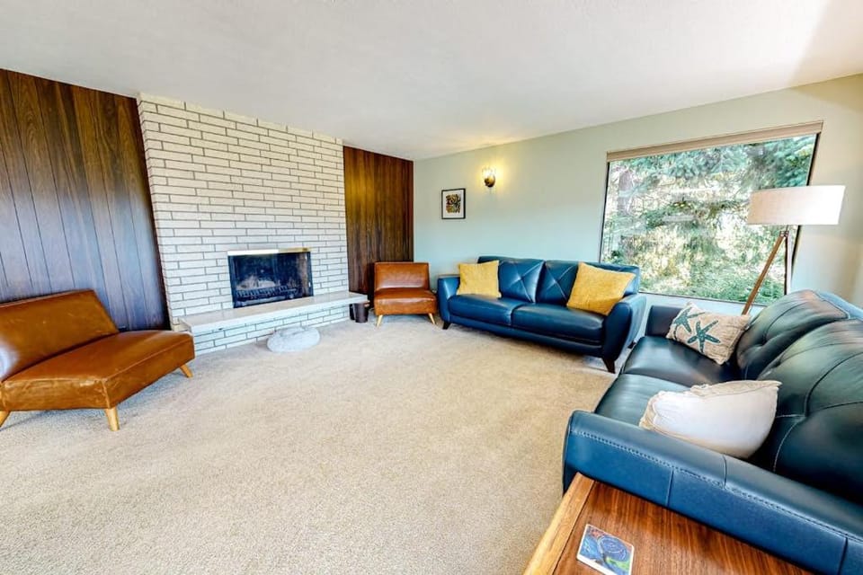 Hawk Lane Hideaway: Spacious 4 Bedroom Waterfront Retreat with Hot Tub House in Greenbank