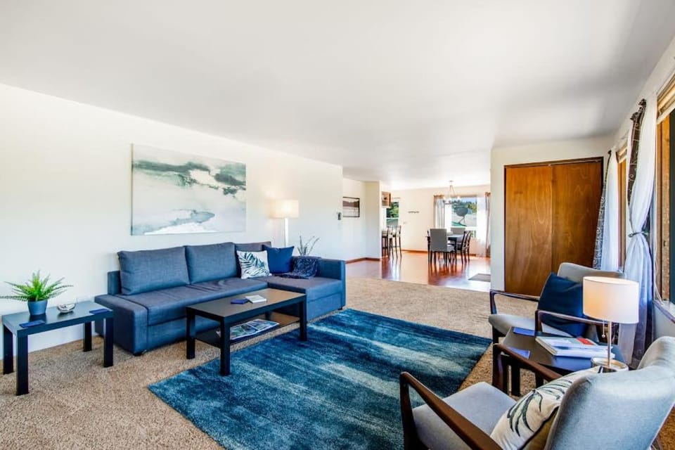 Relaxing Coastal Retreat with Garden and Water Views in Freeland House in Freeland