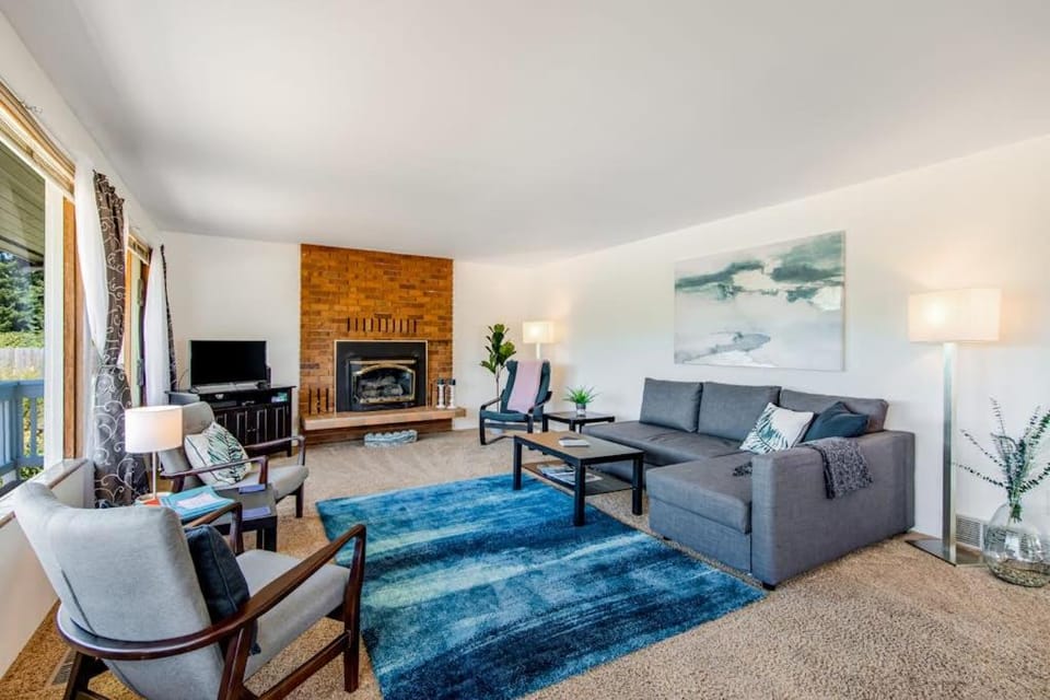 Relaxing Coastal Retreat with Garden and Water Views in Freeland House in Freeland