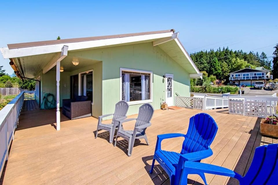 Relaxing Coastal Retreat with Garden and Water Views in Freeland House in Freeland