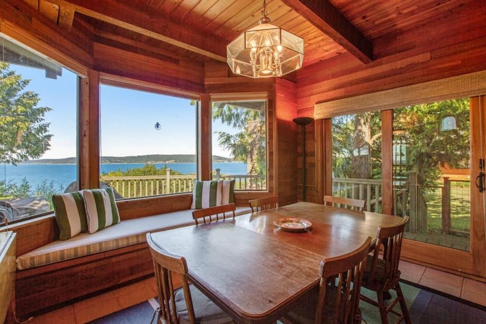 Escape to Saratoga Lodge: Private Dog Friendly Cabin with Sauna Near the Beach and Mountains Cabin in Camano Island