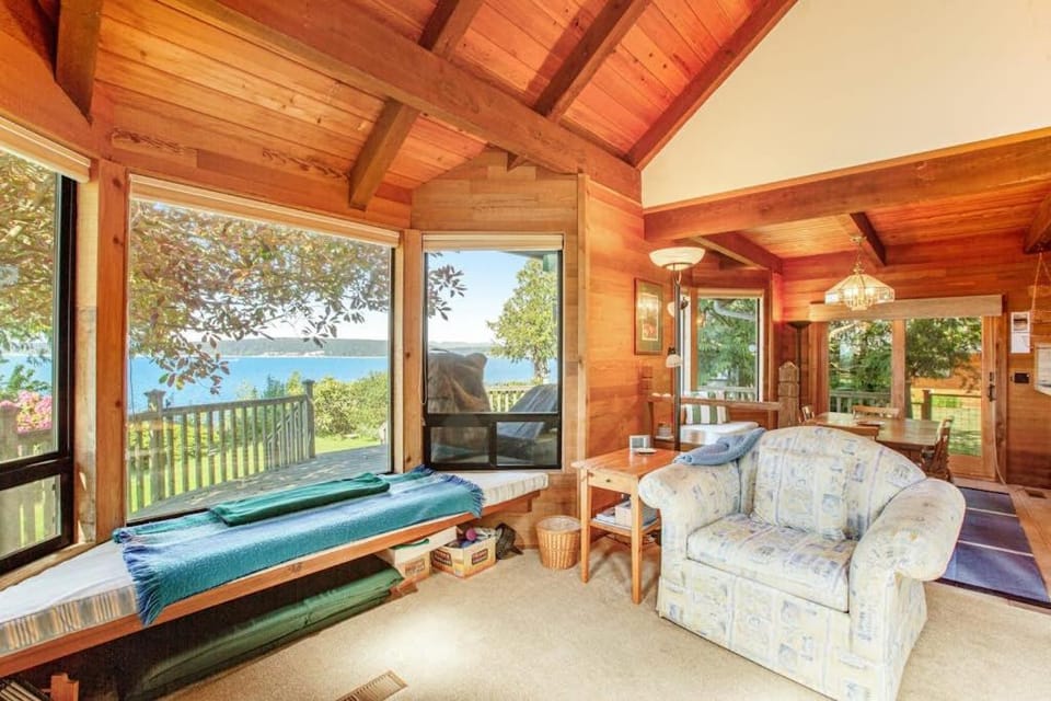 Escape to Saratoga Lodge: Private Dog Friendly Cabin with Sauna Near the Beach and Mountains Cabin in Camano Island