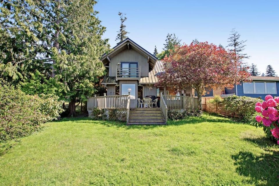 Escape to Saratoga Lodge: Private Dog Friendly Cabin with Sauna Near the Beach and Mountains Cabin in Camano Island