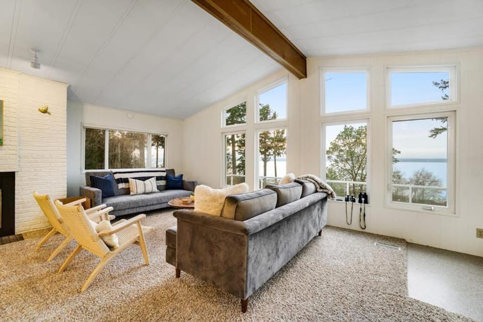 Spacious 3 Bedroom Greenbank Home with Beach Access and Game Room House in Greenbank