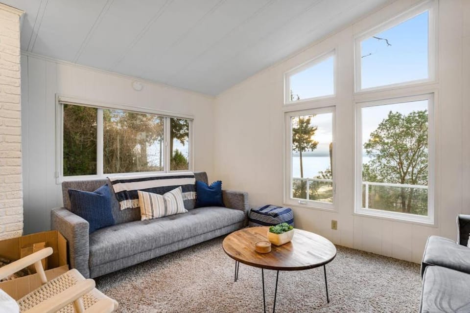 Spacious 3 Bedroom Greenbank Home with Beach Access and Game Room House in Greenbank