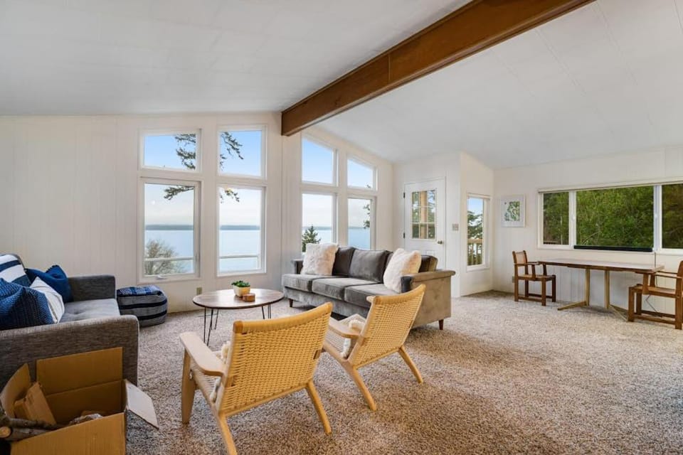 Spacious 3 Bedroom Greenbank Home with Beach Access and Game Room House in Greenbank