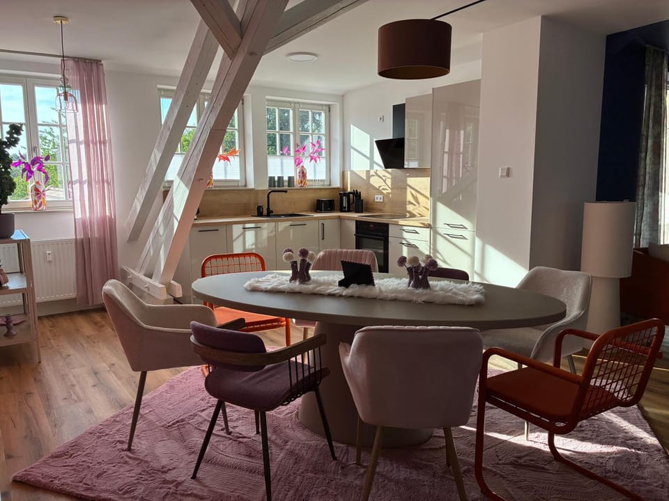 Kitchen or kitchenette, Seating area, Dining area