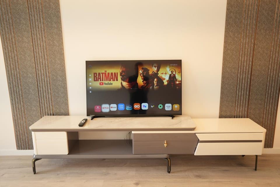 Communal lounge/ TV room, People, TV and multimedia, Living room, Seating area, Evening entertainment, group of guests