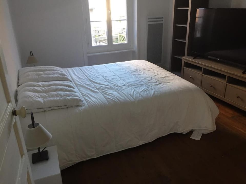 House in the center of Dinard, 250 m from the beach, facing St Malo House in Dinard