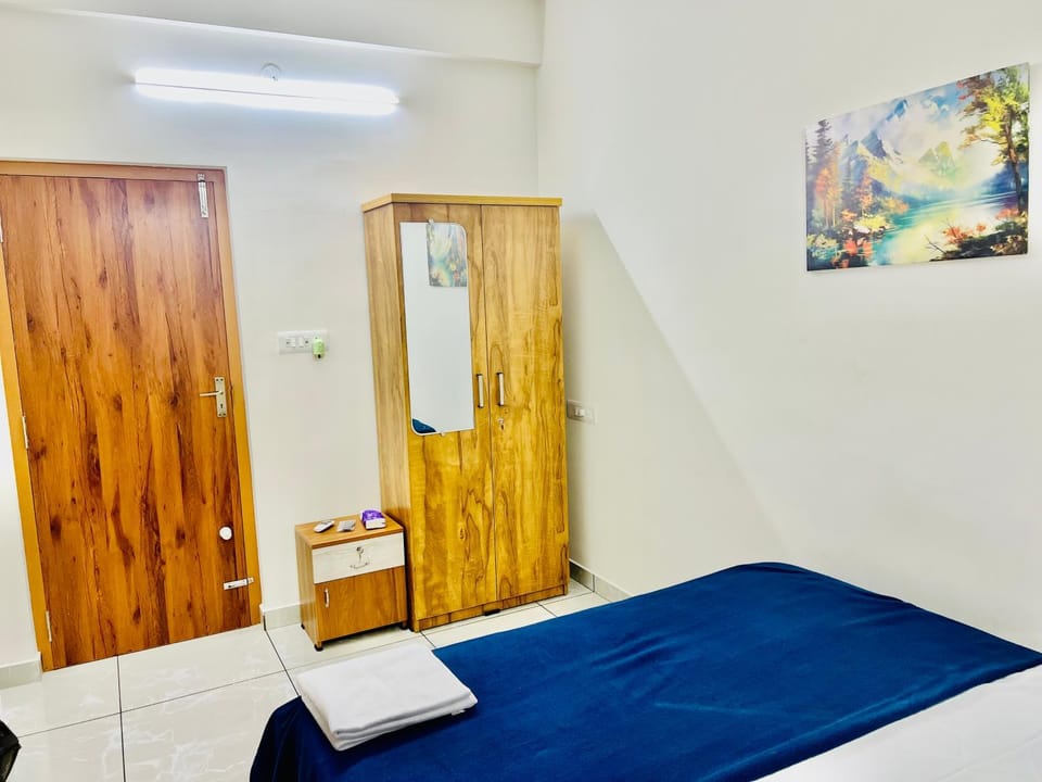 Spacious Family Apartment with AC Balcony Kitchen Padamughal Vacation rental in Kochi