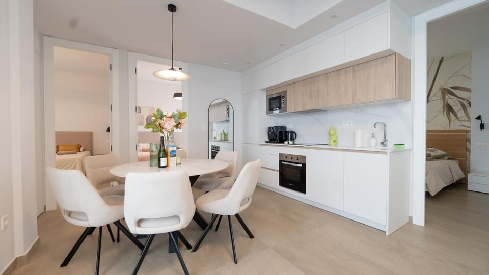 Coffee/tea facilities, Kitchen or kitchenette, Living room, Dining area, microwave, oven, stove
