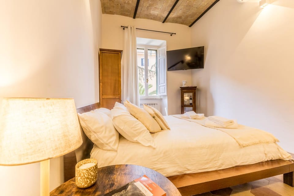 Bed, TV and multimedia, Photo of the whole room, Bedroom